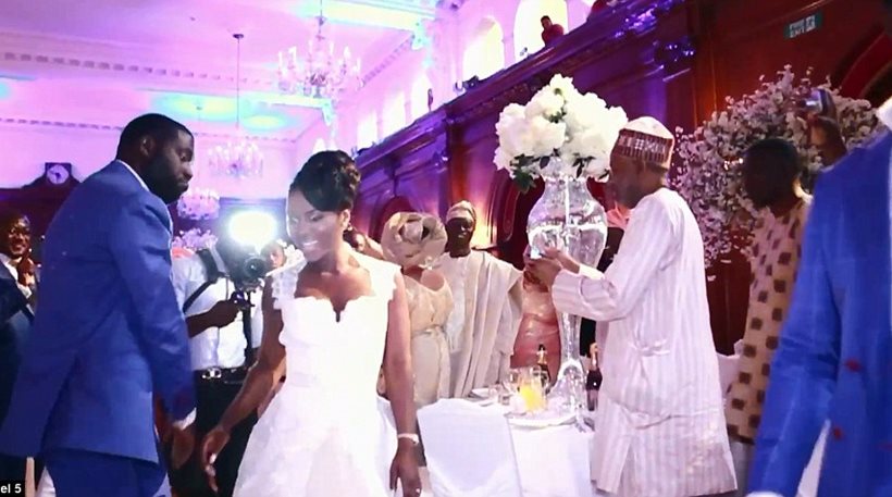 Οι πλούσιες νύφες της Νιγηρίας παντρεύονται στο Λονδίνο και ξοδεύουν 150.000 ευρώ για ένα νυφικό!